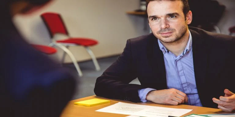 شاب يقوم بعمل مقابة عمل