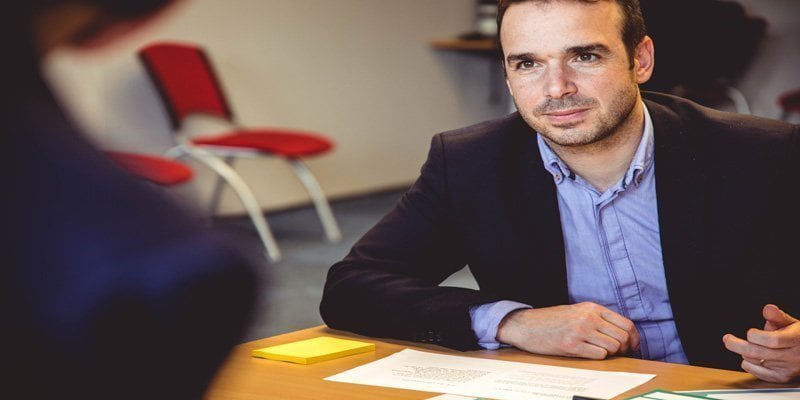 شاب يقوم بعمل مقابة عمل